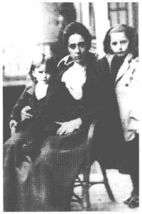 5. Huidobro a los cinco años con su madre y hermana mayor, 1898.