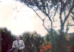 65. VH regando en su  jardín, Cartagena, 1943